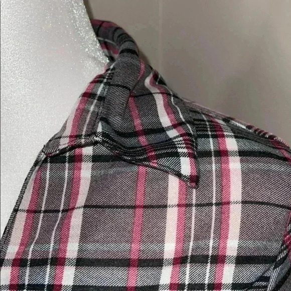 NY Collection V-Neck Plaid Shirt. - Picture 4 of 16